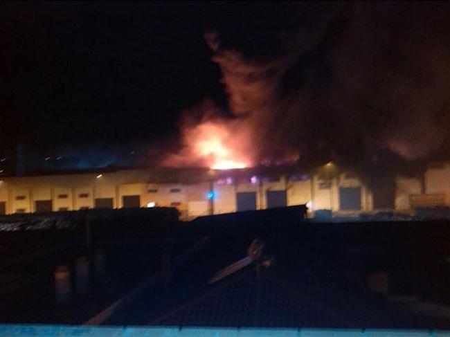 SevillaActual's tweet photo. Un incendio afecta a doce naves en Santiponce Foto: Cristina Romero http://t.co/2AszTfUGVf http://t.co/cigAITNlTi