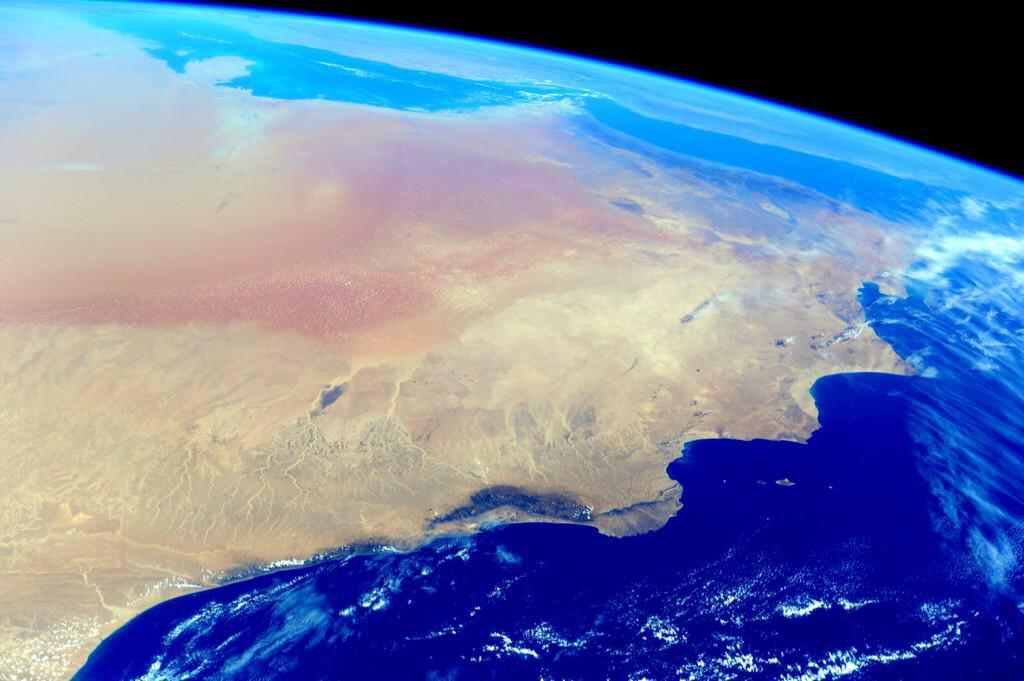 Huss_Alsaraf's tweet photo. صوره لسواحل عمان التقطت من المركبة الفضائية http://t.co/Wq8yloAC2S