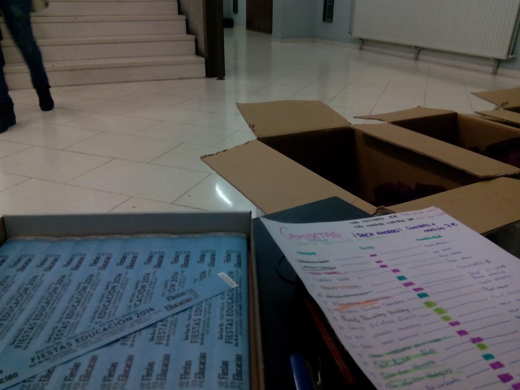 Educacion_14's tweet photo. Aquí seguimos, podéis venir hasta las 19:00 a recoger vuestras camisetas, pulseras, mochilas y capeas... http://t.co/95OTCYJ3hn