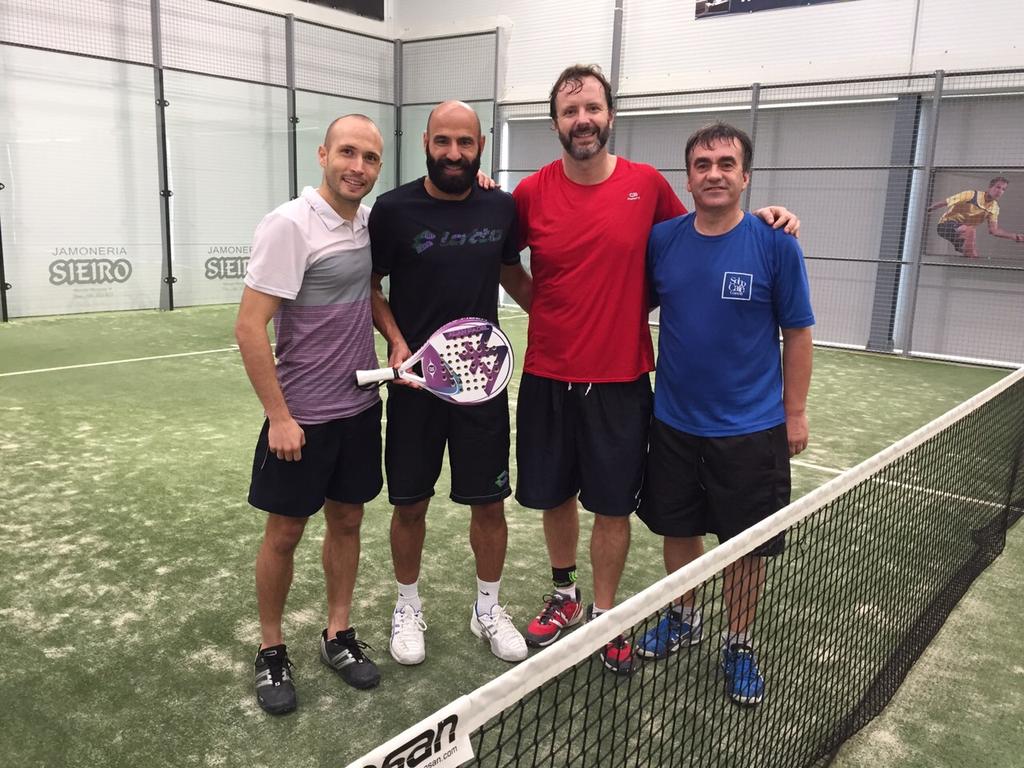 Alan_Padel's tweet photo. Los capitanes dl Deportivo d la Coruña LAURE y MANUEL PABLO posando con nuestra pala Edición Limitada en su día libre http://t.co/OIA6ef42NJ