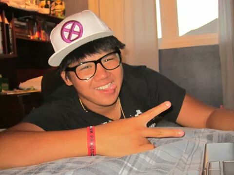 jaaabe's tweet photo. Happy birthday bro! It was hard to find old pictures of you LMAO but I did :) #fatbrett #hova #jafeel @BAMagallano http://t.co/FK0qdPaALX