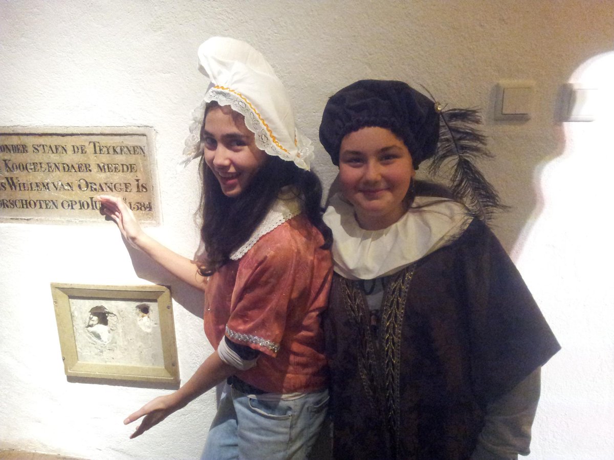 PrinsenhofDelft's tweet photo. Leuke foto! RT @SKCnet: Leerlingen #Weekendstudentproject herleven Vaderlandsche Geschiedenis. #Actiefburgerschap http://t.co/hbRpwTUWNr