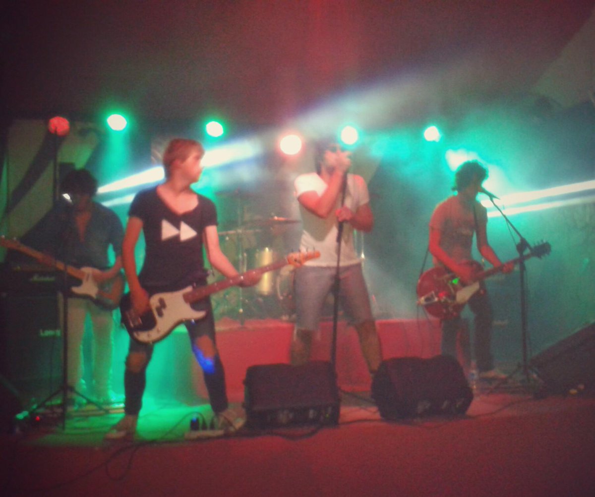 Tpmdademodes's tweet photo. @bandademodes  e sua nova formação :P http://t.co/KNqMZcnGCr