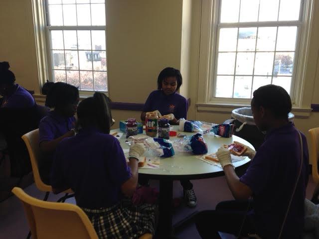 BLSYWgirls's tweet image. #BLSYWGIVING #DAYSOFSERVICE students making sandwiches and care packages for the Weinberg Housing and Resource Center