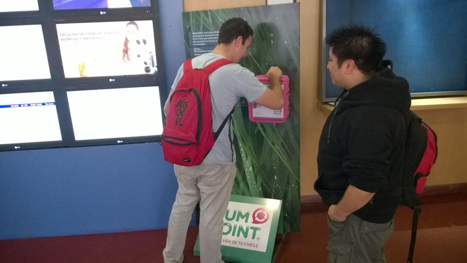 gumpoint's tweet photo. Los chicles no van al piso. ¡Encontrá los bins en la Universidad de Morón! ¡¡Sumate!! @UniMoron #GUMPoint http://t.co/y0PYMSNpRB