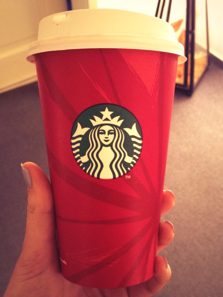 annaxx010's tweet photo. Love the #redcups #hazelnuthotchocolate #starbucks http://t.co/VDfnUqemfS