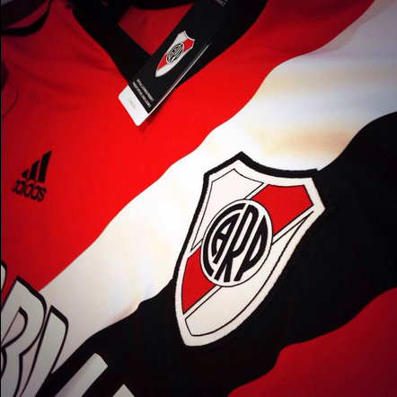 ElMasGrannde's tweet photo. Ganate la nueva camiseta suplente de #RiverPlate:
✓ #RT
✓ Segui a → @CARiverPlate 
y ya estas participando. http://t.co/q080VlUjLA