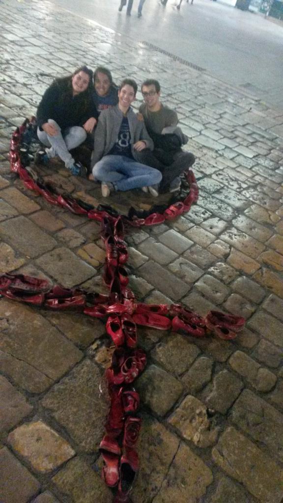 reusjove's tweet photo. Preparant l'acte del 25n al mercadal amb els joves referents d'igualtat #stopviolència #jovesimplicats http://t.co/6OwWQvMUUh