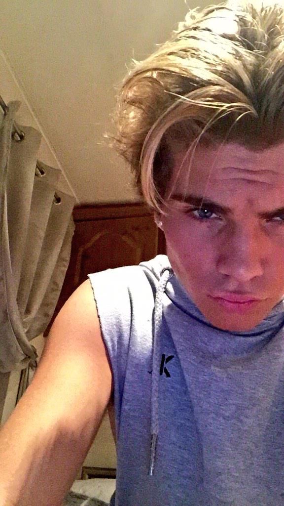 JordiWhitworth's tweet photo. Hairs getting wild 🐯🌚 http://t.co/TsnUBCi0pW