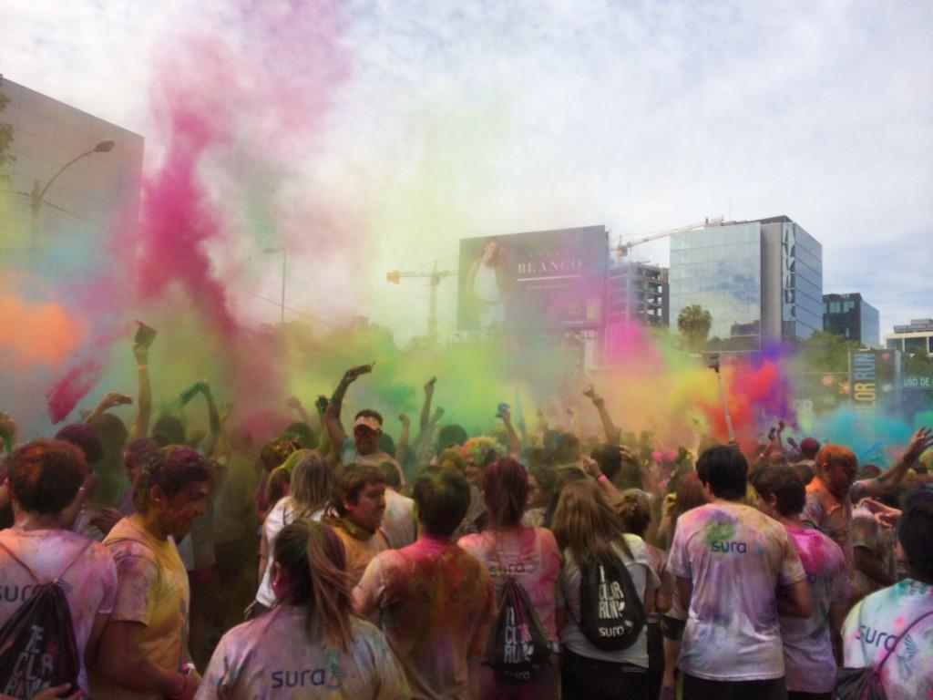 Fuzol's tweet photo. Nos siguen llegando postales del #ColorRunChile. Aquí te mostramos algunas: http://t.co/4rQqoP8jyV