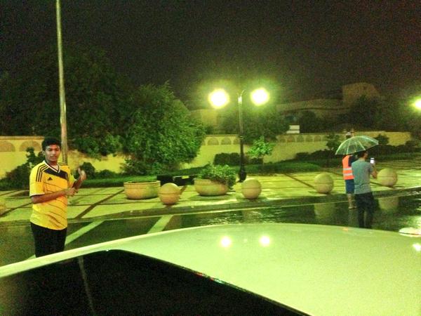 jeeltoday's tweet photo. شباب يتطوعون لإرشاد المارة  بالطرق المغلقة  .. جزاهم الله خير  

عبر | @MohdAltwalah http://t.co/JVCKcMM0al