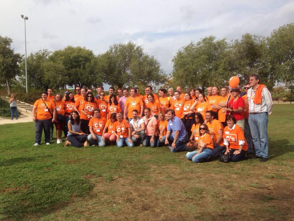 ANTONIO39R's tweet photo. Ser d @CiudadanosCs s mucho + q ser d 1 partido político, s 1 forma d ser y pensar, siemp al servicio d los d+ #RedCs http://t.co/WFj1E5xZAF