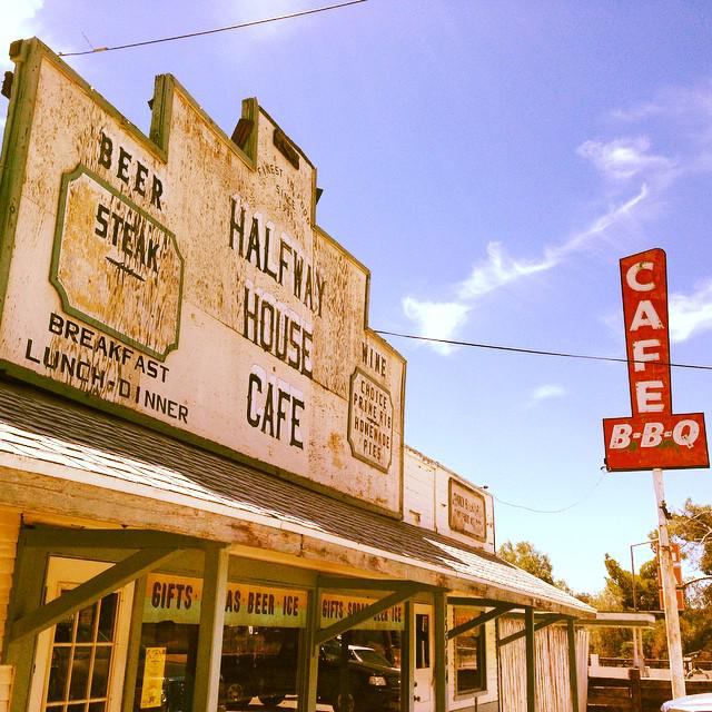_HalfwayHouse's tweet photo. Happy Monday, friends! Join us for a hearty breakfast or lunch! #HalfwayHouseCafe #food #monday http://t.co/XOKUBN6irJ