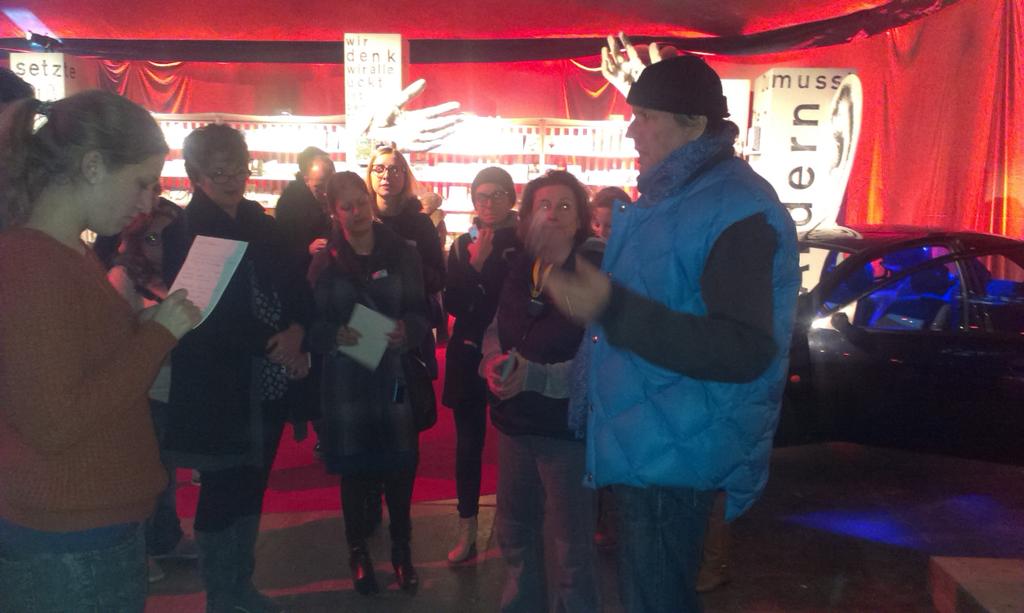 TollwoodMunich's tweet photo. Kalle Laar schildet sein Konzept zur „Reise um die Welt“ #Tollwood #Sounddusche http://t.co/I0Rjk39f8x