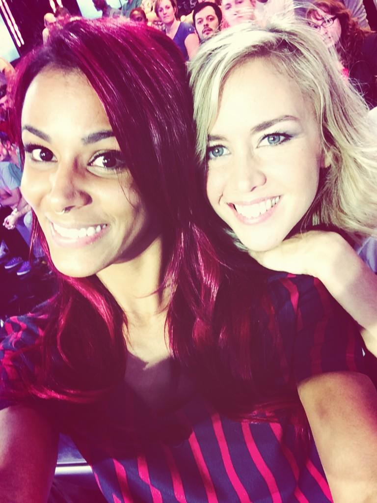 TBT9_W9's tweet photo. Et si on faisait exploser les records de #RT pour cette (presque) 500eme avec le Selfie de Shy'm et Eno ! #TPMP http://t.co/dLDVx2bC6X