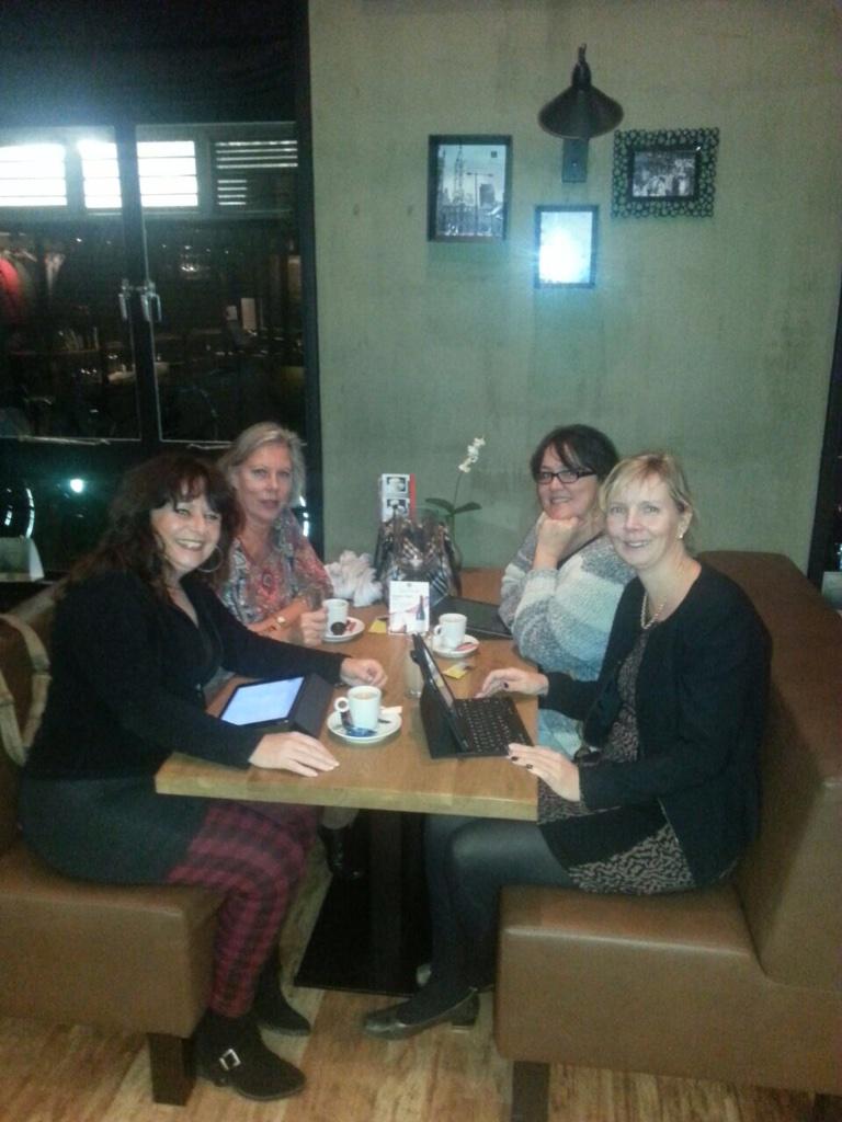 EAPijNo's tweet photo. Voorafgaand aan Politiek Café vergadert de fractie van Eerlijk Alternatief in @dedrieheeren over de Raad van 27-11. http://t.co/magRwJ3pbB