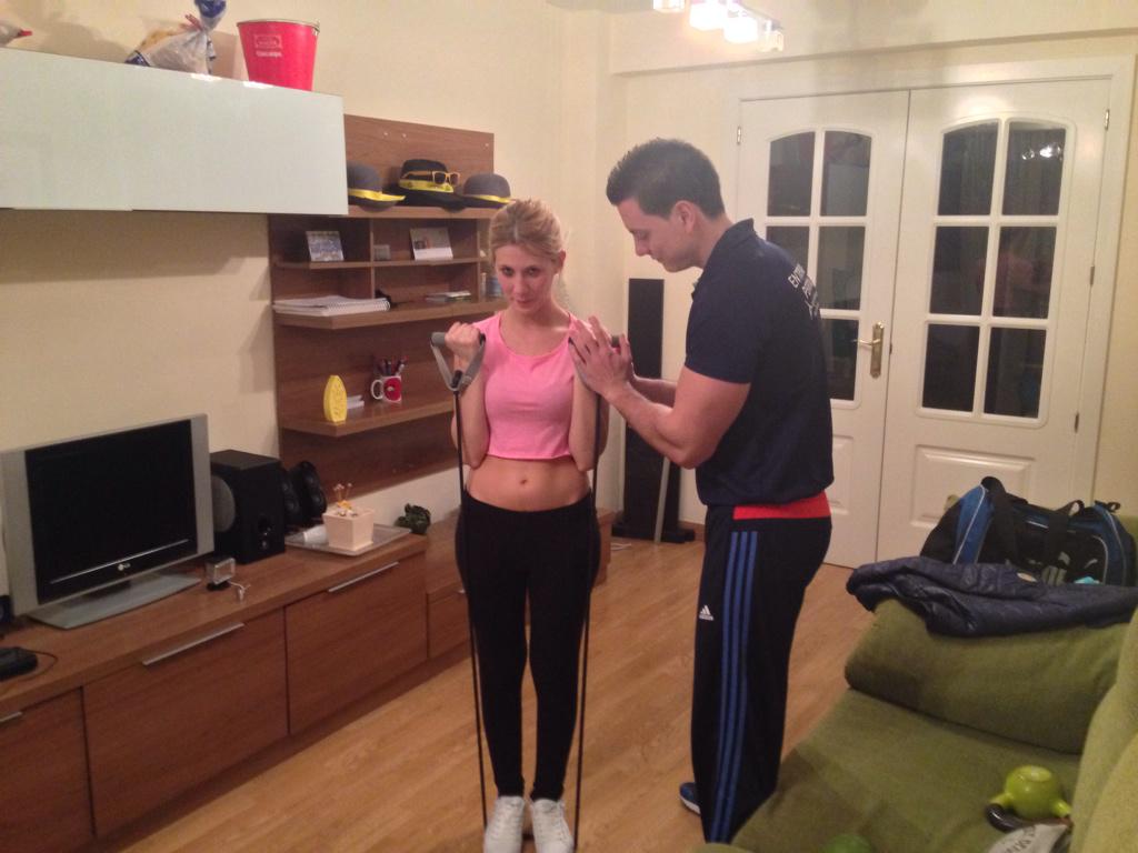 Trabajo de bíceps con goma elástica #PersonalTrainer #fitnesstips