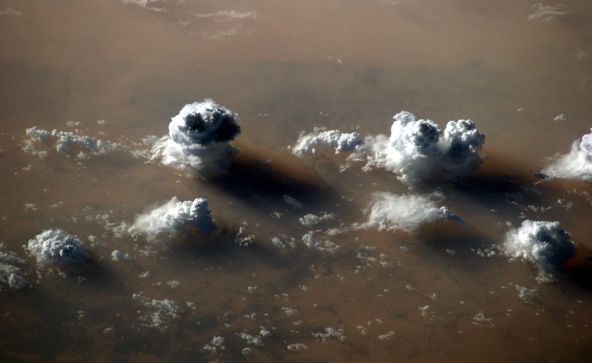 Astro_Alex's tweet photo. #Wolkenschatten im Sandsturm / Cloud shadows in a sandstorm. #BlueDot archive https://t.co/orq0MowUNf http://t.co/bxWGcQ23zz