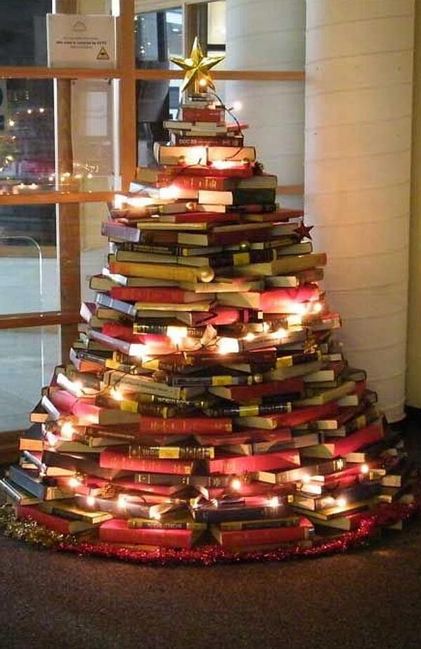 Juristanloqcido's tweet photo. El único árbol de Navidad que vamos a poder hacer los estudiantes de Derecho es este... http://t.co/MlT6bpJ6mR