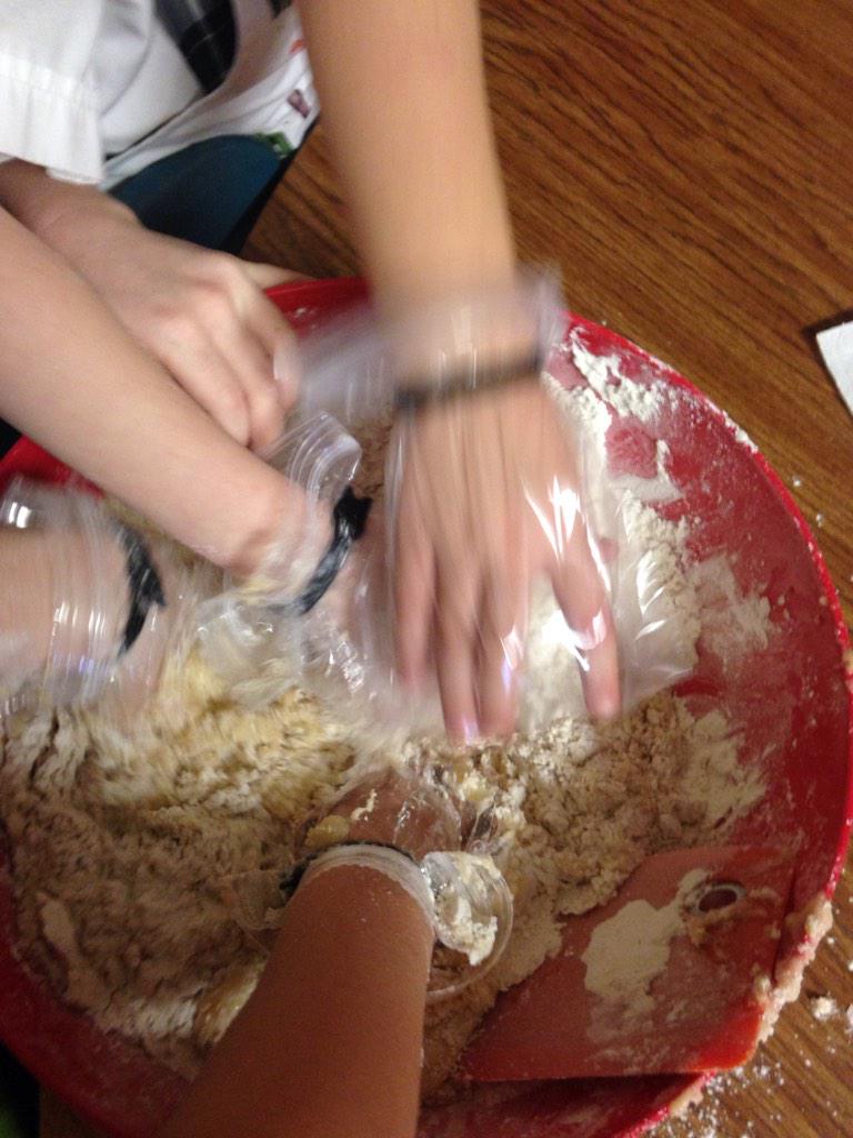 SchellerKinders's tweet photo. Getting messy! #applemuffins #Thanksgivingfeast #ilssc #firstgradeisfun http://t.co/V6HdmgFbiE