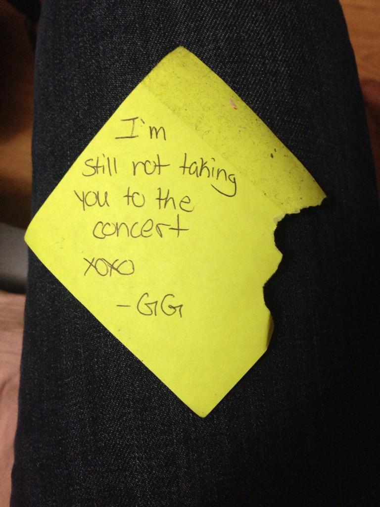 Mannal_B's tweet image. The notes my sister and I leave each other 😂😂 #sisterlove #WeGetEachOther