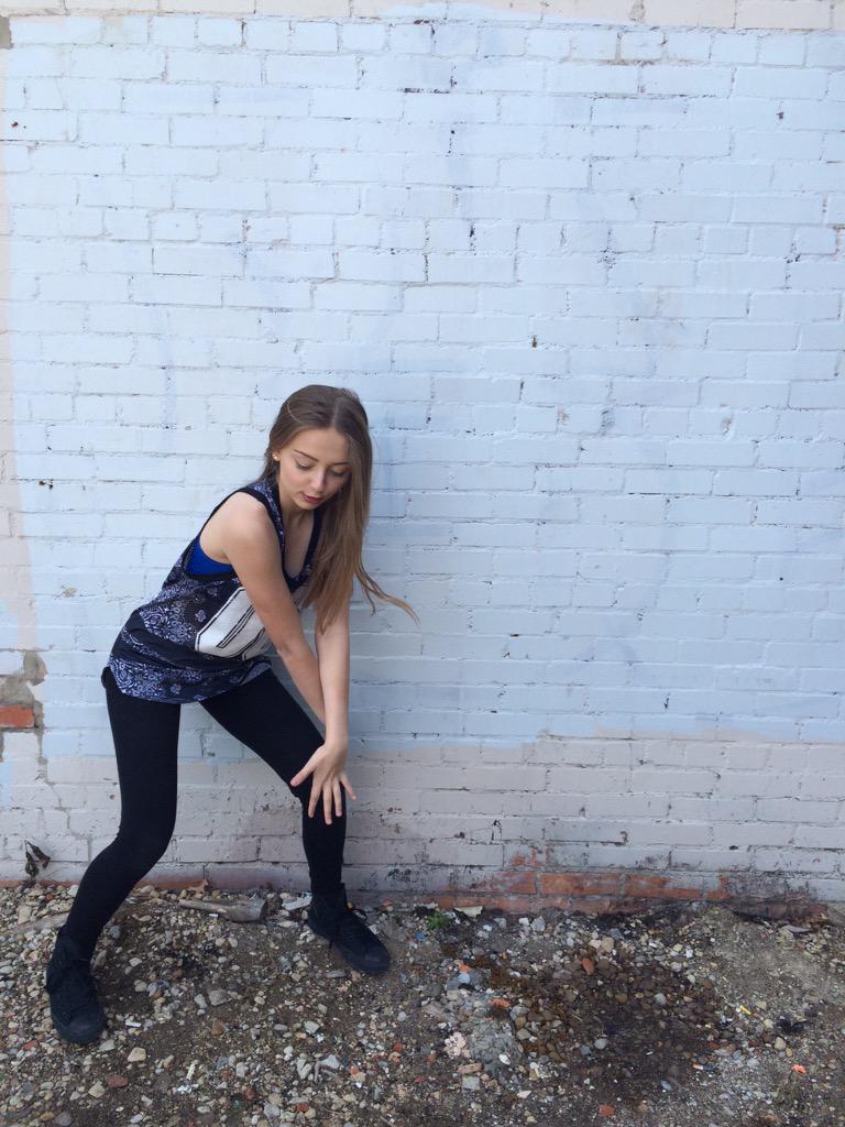 emmaegosling's tweet photo. I feel like these photos describe us way better than any headshot ever will👏👏 #photoshootfails http://t.co/ICCcasO1HP