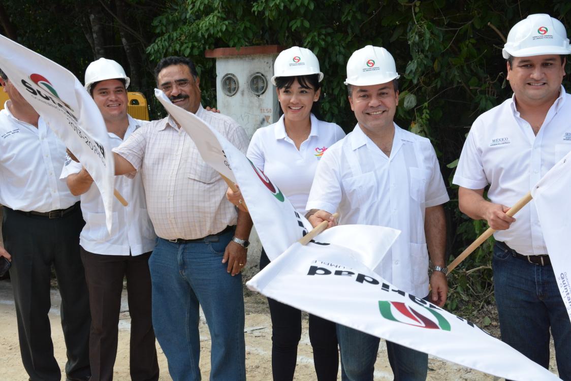 EstoyConMau's tweet photo. #DeFoto
El pdte @MauricioGongora junto a @CinthyaOsorioG @Fabian_Vallado @TeresitaFA @pereyra_jc http://t.co/5GF91fnlLI