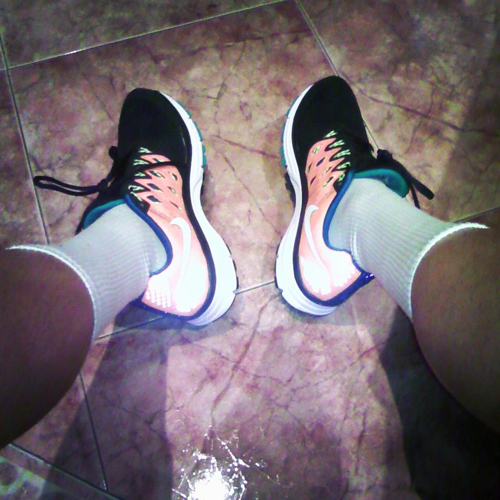 MikelEscocia's tweet photo. In love with my Nike Vomero 9.Thanks to the #ZoomProject guy @runpablo for your advices ;) @NikeRunning http://t.co/VLFGWmOeBg