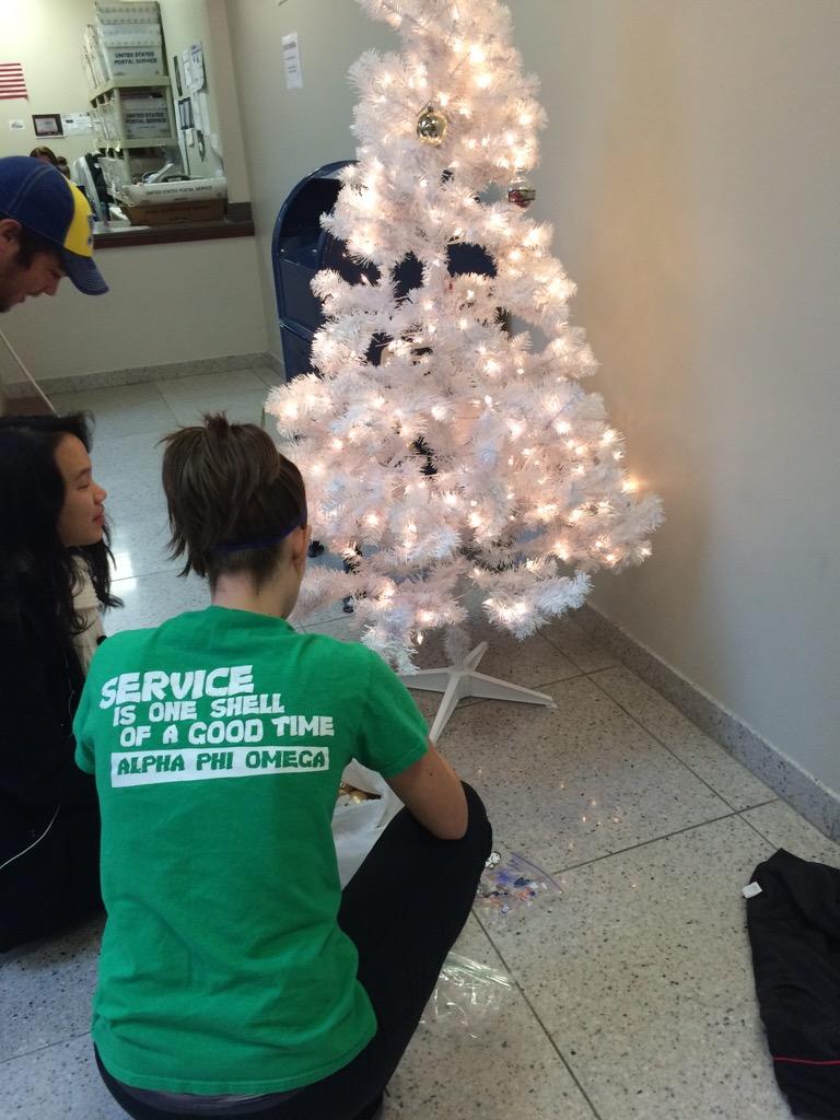 APO_ADSig's tweet photo. Decorating our Christmas Tree!!  #apochristmas #happyholidays #finally http://t.co/fXGlk4ZKER