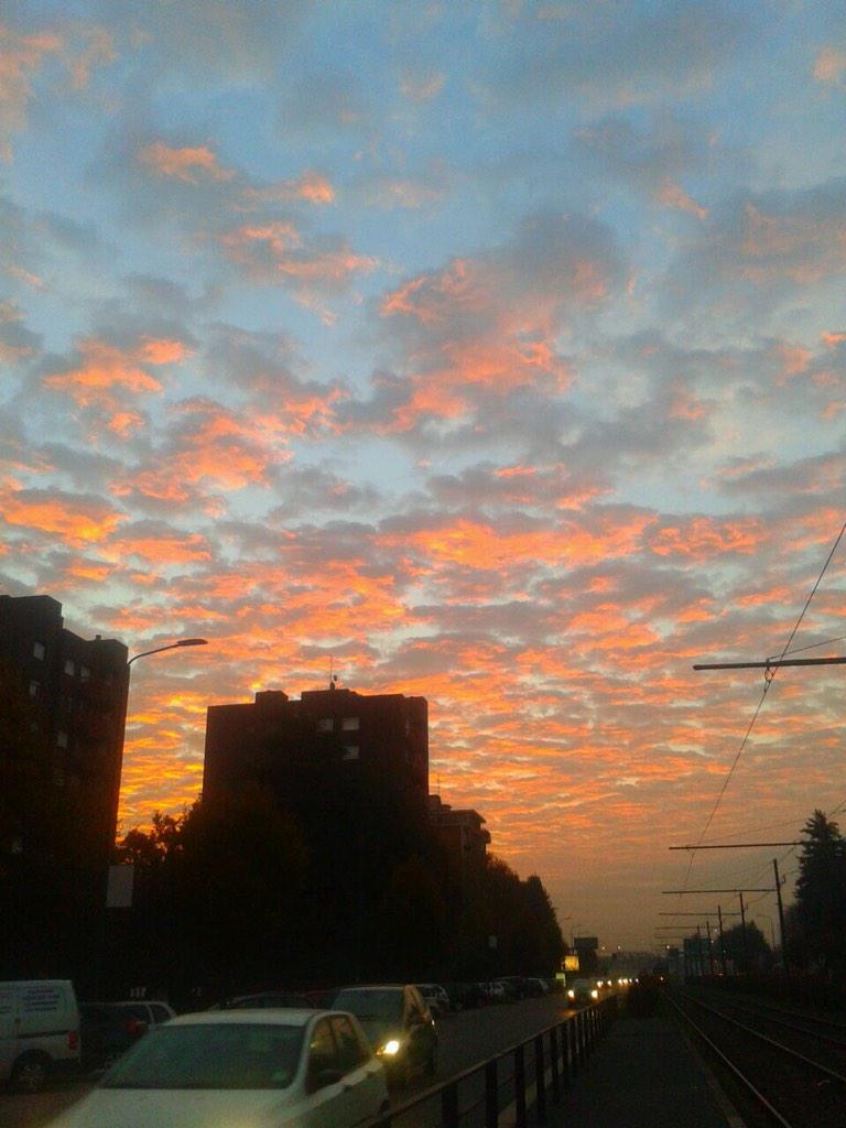 GulesuV's tweet photo. #milano #albeggiando #Foto #buongiorno http://t.co/T6RWijGNlF