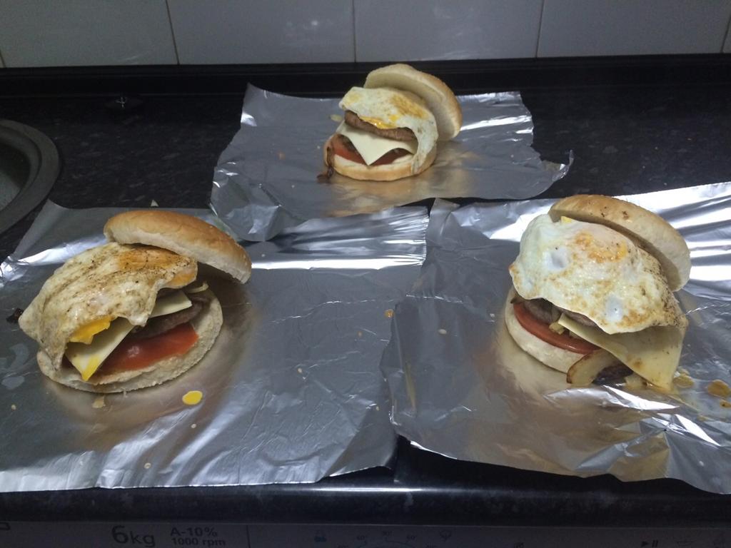MateosJav's tweet photo. Hamburguesakas en el iglu con @jfran1991 y @adriansm21  menuda crema jjj http://t.co/NoJggVPtl4