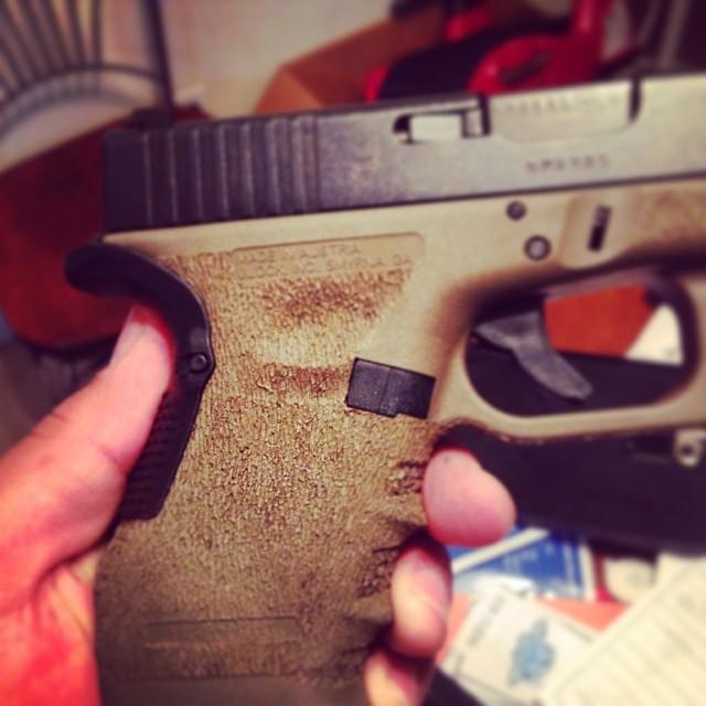 ArmatusCivis's tweet image. @chuck_pewpro from Instagram: A little grip stipple for a friend. Vertical lines and hand done. #maxordinate #moa ...