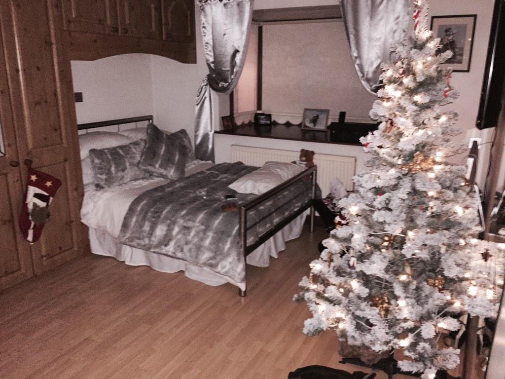 JordiWhitworth's tweet photo. Ngl my room looks pretty special i think🙊 just gonna have a nice hot choclate get in bed an watch a movie ❤️ http://t.co/TxKyxnJYSr