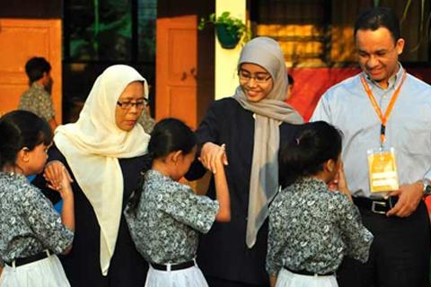 Kemdikdasmen's tweet photo. SELAMAT HARI GURU 25 November 2014 !!! Selamat meneruskan pengabdian mulia, dan selamat menginspirasi! http://t.co/xzxeHg0zIA