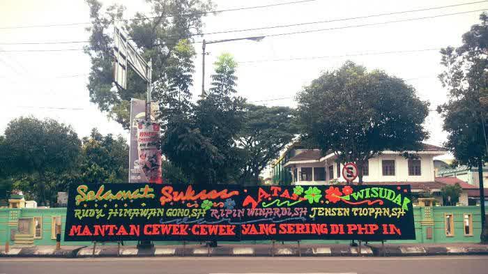 Jogja24Jam's tweet photo. .Gara-Gara Sering PHP-in Cewek, Tiga Mahasiswa Medan Dapat 'KEJUTAN' Saat Wisuda  | http://t.co/4YMZ1rAdUn via @tribunjogja