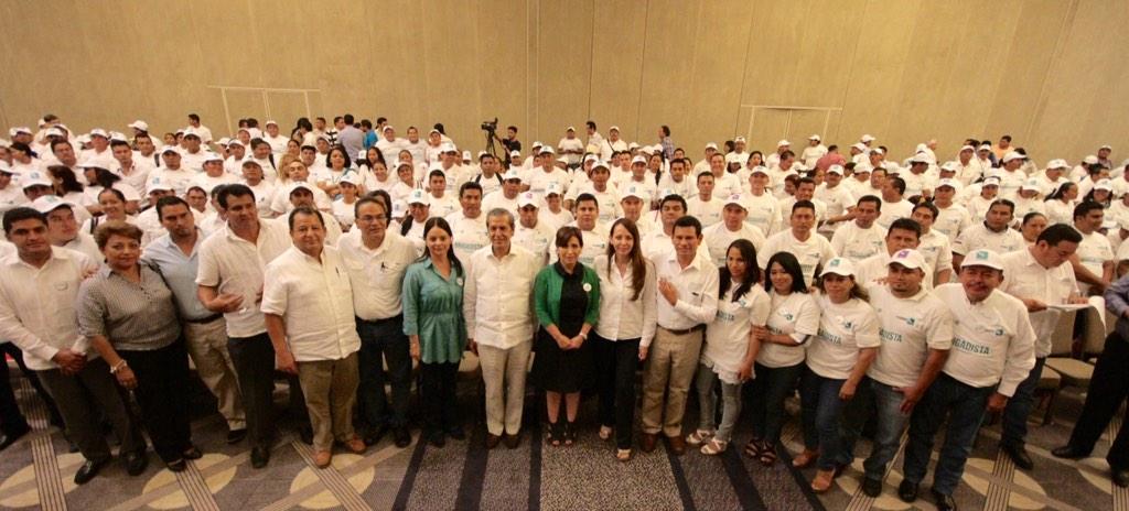 Rosario_Robles_'s tweet photo. Productiva reunión con brigadistas de @Prospera_MX en #Guerrero, a quienes invité a ser #Guardianesdelapaz. http://t.co/432zim8xNH