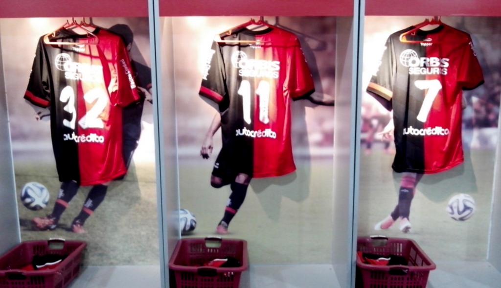 Newells's tweet photo. #JuegaNOB El plantel rojinegro ya está en el estadio Marcelo Bielsa. El vestuario local: http://t.co/vD7KsnswKy