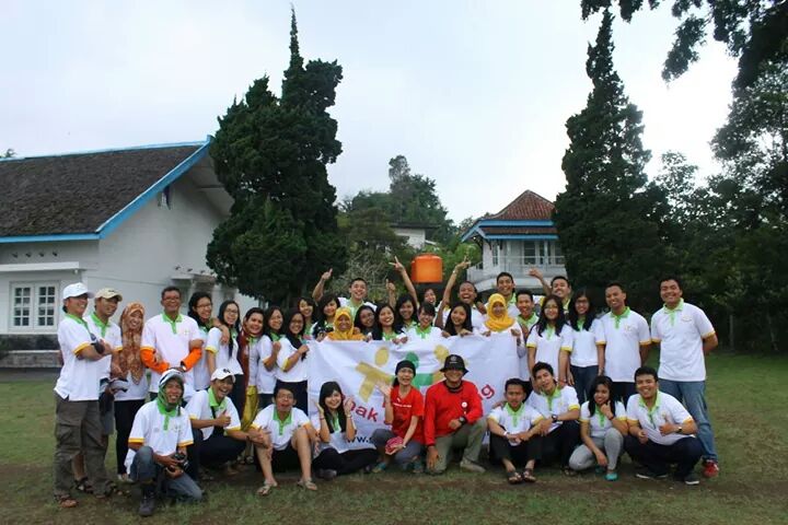 nathaliagassy's tweet photo. Rekoleksi Anak-Anak Terang sekre Semarang bersama pak Bebet Dharmawan :D bisa! Harus bisa! Pasti bisa! @beasiswaaat http://t.co/5D9HeWxkri