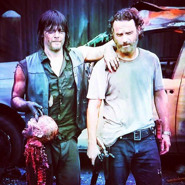 WalkingDead_AMC's tweet photo. Brothers. #TheWalkingDead (via @wwwbigbaldhead) http://t.co/7G5C4tqEHZ