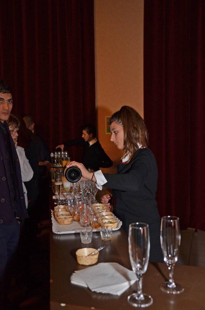cmillepchn's tweet photo. La concentration service du champagne lors de la remise des diplômes 🍸🍸 #CapRestaurant http://t.co/ARrsR3yfKx