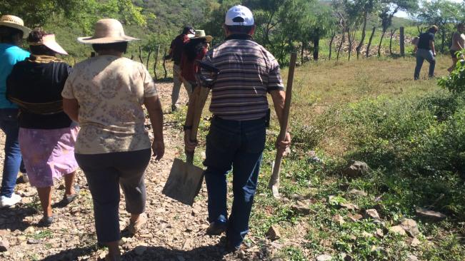 laminuta's tweet photo. En Iguala, familiares de 200 desaparecidos hacen el trabajo del gobierno http://t.co/1ORN4yjrML #YaMeCanse #Guerrero http://t.co/hrf5NH3ovo