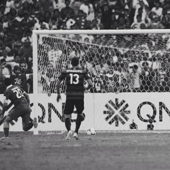 YQ___20's tweet photo. #ياسر_القحطاني_القائد_الأسطورة

لا زالت كرة ياسر عالقه في ذهني ، كيف تركت المرمى وهي ذاهبه له ؟. http://t.co/3IZa0prDjY