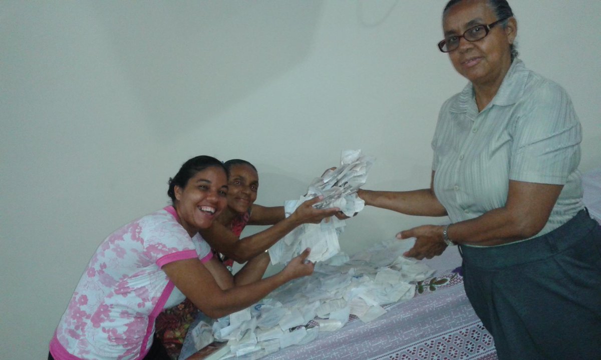 UDalva's tweet photo. Entrega das notas ASA da igreja sede de sussuarana #NotasdaASA #SOMOS1 @area3ab http://t.co/bRkQoK7JM2