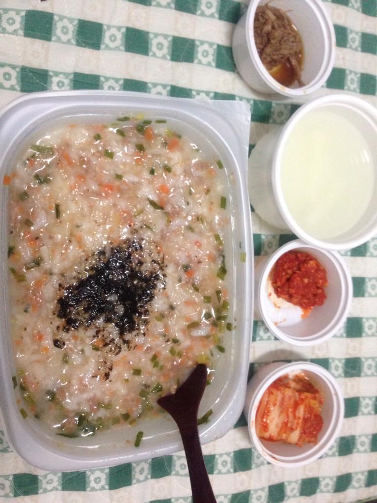 batako2st's tweet photo. 朝ごはんのお粥思ってたより美味しい^^* http://t.co/8CI8ZUpzCa
