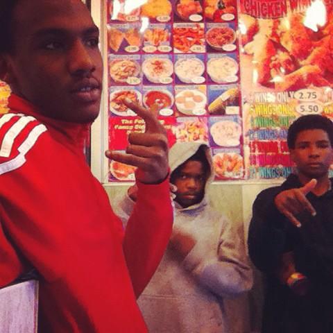 MUEE_FETTYGz's tweet photo. POST UP EVERYWHERE I GO ALWAYS WIT SOME HITTAz SOME #EBGs http://t.co/UUmv4oikTe