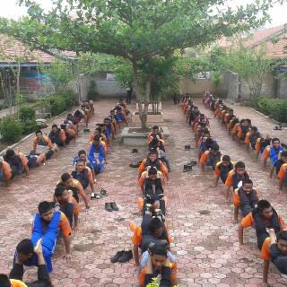 Rhmisft_'s tweet photo. Aa yg lgi push up berantai{} http://t.co/qBal3fZDo7