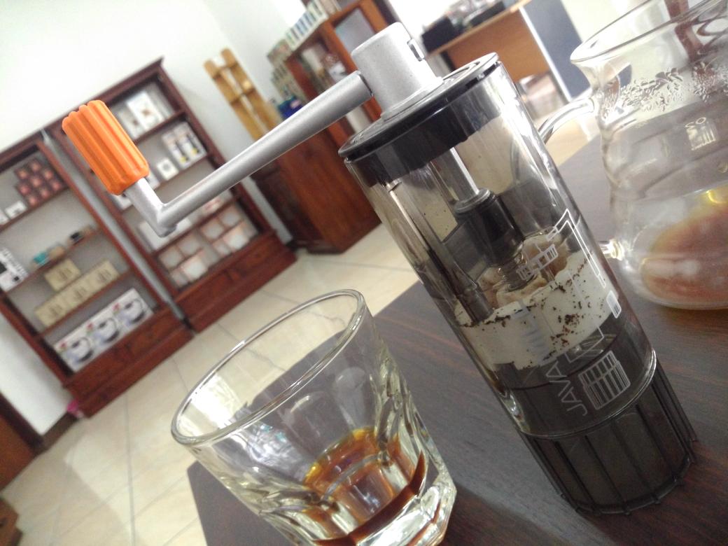 febrianeffendi's tweet photo. "@ArettaCoffee teman jalan2
Grindernya pake #JavaMill
Nge #espresso pake Nomad
Klop deh
Iya kan mbak @dr_evie_ http://t.co/9dJxsF3vRa