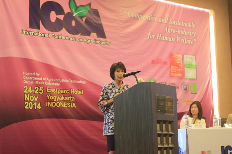 TIPUGM2013's tweet photo. ICoA , Mignonne from PT. Tetra Pak Indonesia . "Kemasan adalah hal yang sangat penting dalam distribusi" -mingnonne http://t.co/5C5iBBWi4N