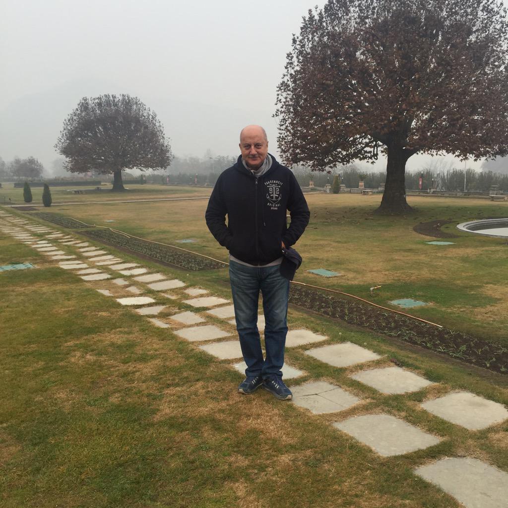AnupamPKher's tweet photo. I am in KASHMIR.:) http://t.co/DlPG6KItRV