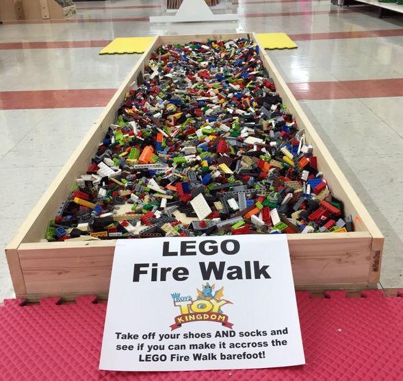 RedBeiba's tweet image. Это вам не горящие угли... =)) Можно ли пересечь яму с ЛЕГО босиком.?